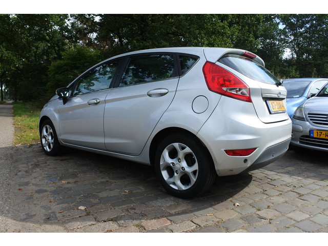 Foto 4 van Ford Fiesta 1.25 Titanium 5 drs nw apk 22-10-2027 airco voorruit verwarming