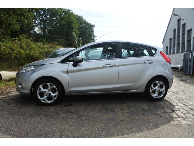 Foto 3 van Ford Fiesta 1.25 Titanium 5 drs nw apk 22-10-2027 airco voorruit verwarming