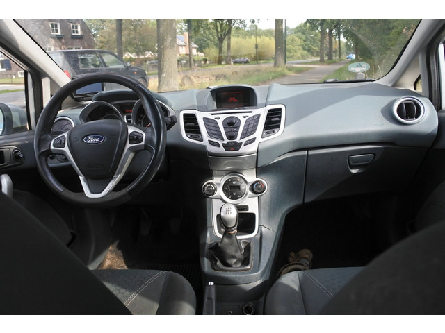 Foto 2 van Ford Fiesta 1.25 Titanium 5 drs nw apk 22-10-2027 airco voorruit verwarming