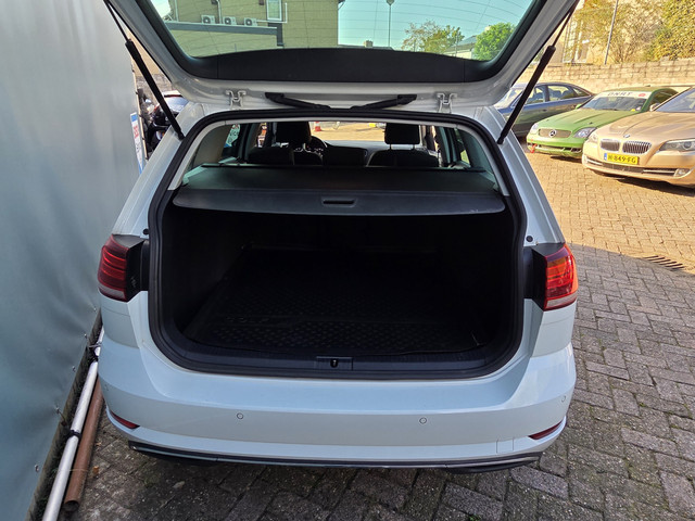 Foto 2 van Volkswagen Golf Variant 1.5 TSI Highline VIRTUAL COCKPIT NAVI TEL CAMERA