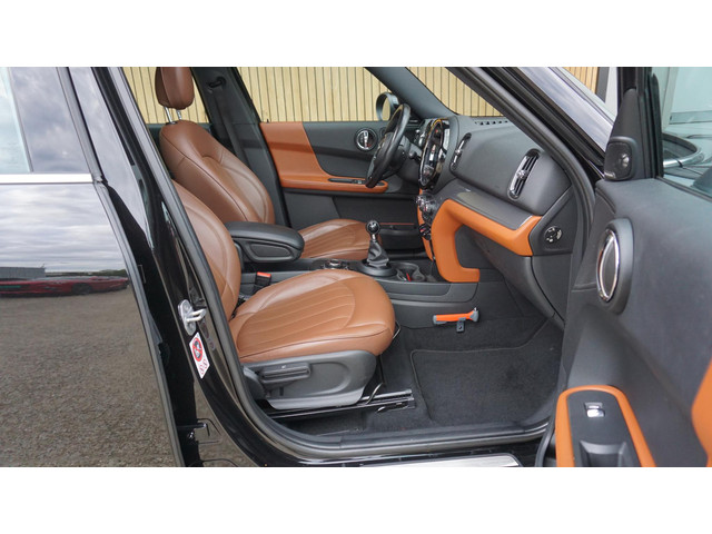 Foto 2 van MINI Countryman 1.5 136pk Cooper *Black Optik* Pano.Dak Leder H&K 17inch LM LED Navi *NL auto*