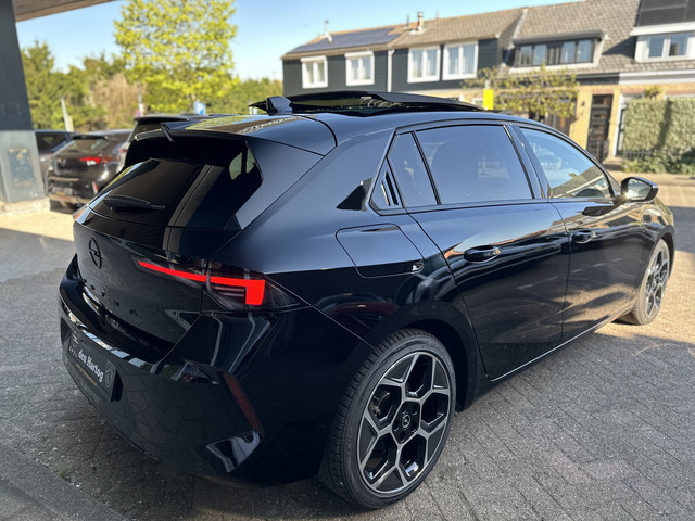 Foto 3 van Opel Astra 1.2 Turbo Ultimate Trekhaak/Panorama dak/Eletr stoel met geheugen.