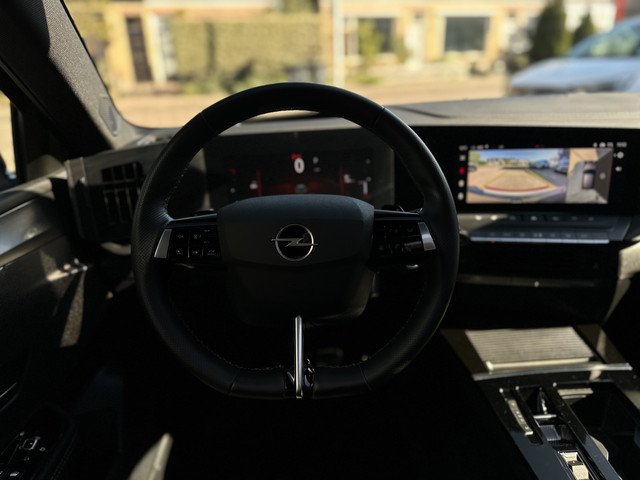 Foto 4 van Opel Astra 1.2 Turbo Ultimate Trekhaak/Panorama dak/Eletr stoel met geheugen.
