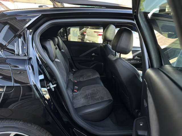 Foto 9 van Opel Astra 1.2 Turbo Ultimate Trekhaak/Panorama dak/Eletr stoel met geheugen.