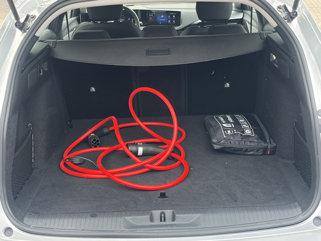 Foto 3 van Opel Astra Electric 54 kWh Edition Ruime Electrische station