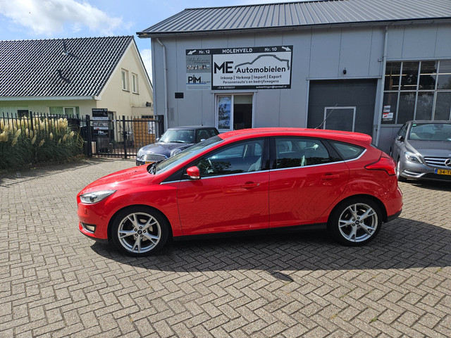 Foto 2 van Ford Focus 1.0 Titanium ZEER MOOI + NIEUWE MOTOR + KOPPELING