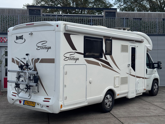 Foto 2 van Mc louis MC4 Camper / Automaat / Queensbed+hefbed+5-pers- Dak Airco