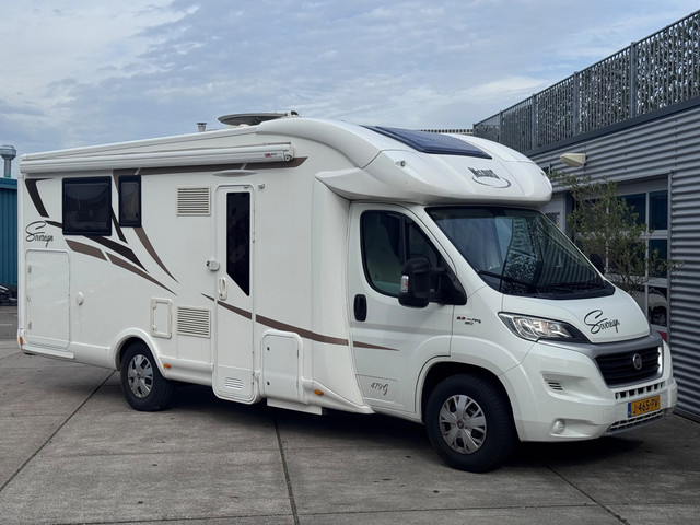 Foto 3 van Mc louis MC4 Camper / Automaat / Queensbed+hefbed+5-pers- Dak Airco