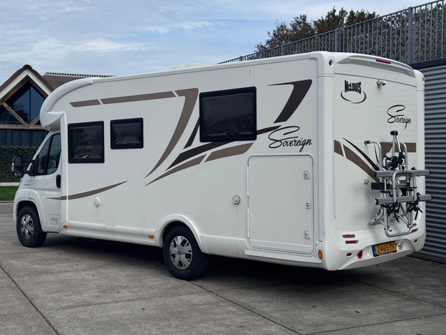 Foto 4 van Mc louis MC4 Camper / Automaat / Queensbed+hefbed+5-pers- Dak Airco