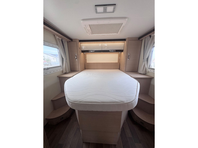 Foto 5 van Mc louis MC4 Camper / Automaat / Queensbed+hefbed+5-pers- Dak Airco