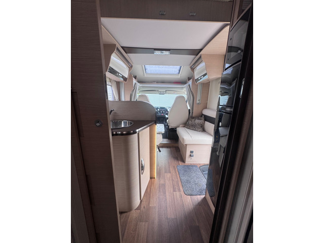Foto 7 van Mc louis MC4 Camper / Automaat / Queensbed+hefbed+5-pers- Dak Airco
