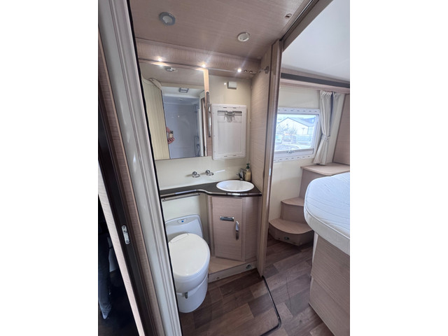 Foto 8 van Mc louis MC4 Camper / Automaat / Queensbed+hefbed+5-pers- Dak Airco