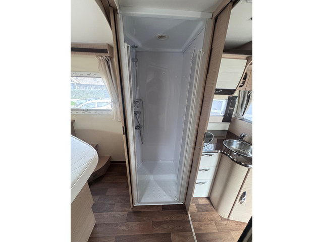 Foto 9 van Mc louis MC4 Camper / Automaat / Queensbed+hefbed+5-pers- Dak Airco