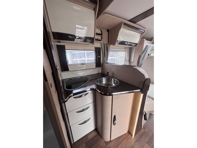 Foto 10 van Mc louis MC4 Camper / Automaat / Queensbed+hefbed+5-pers- Dak Airco