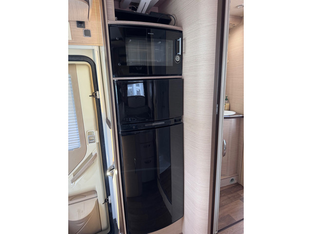 Foto 6 van Mc louis MC4 Camper / Automaat / Queensbed+hefbed+5-pers- Dak Airco