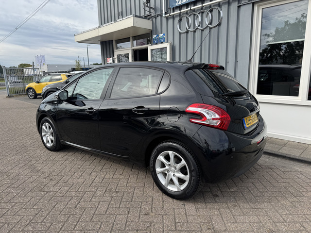 Foto 9 van Peugeot 208 1.2 PureTech Style Pack (bj 2015)