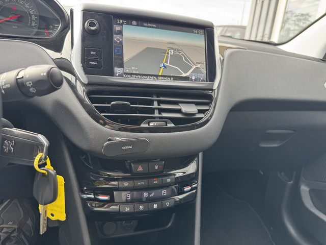 Foto 5 van Peugeot 208 1.2 PureTech Style Pack (bj 2015)