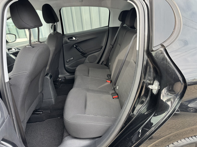 Foto 3 van Peugeot 208 1.2 PureTech Style Pack (bj 2015)
