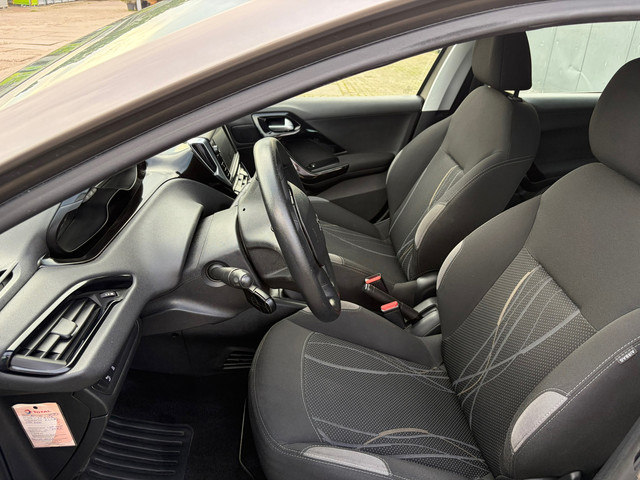 Foto 4 van Peugeot 208 1.2 VTi Envy/Navi/P.sensor/Cruise/NEW APK/NETT!