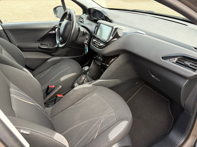 Foto 3 van Peugeot 208 1.2 VTi Envy/Navi/P.sensor/Cruise/NEW APK/NETT!