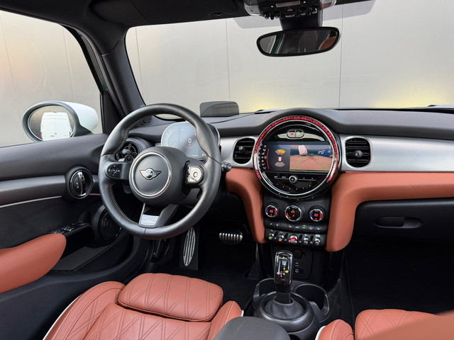 Foto 2 van Mini 5-Deurs 2.0 Cooper S - JCW Pakket Pano Leer Camera H/K