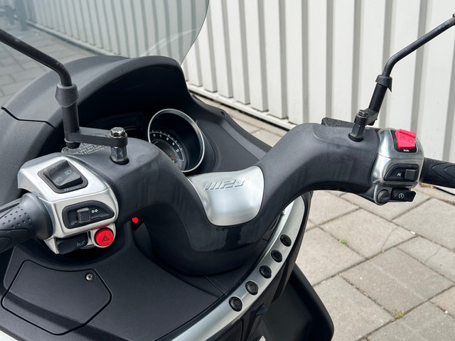 Foto 8 van Piaggio Scooter 300 LT MP3 Yourban|Autorijbewijs|ABS|