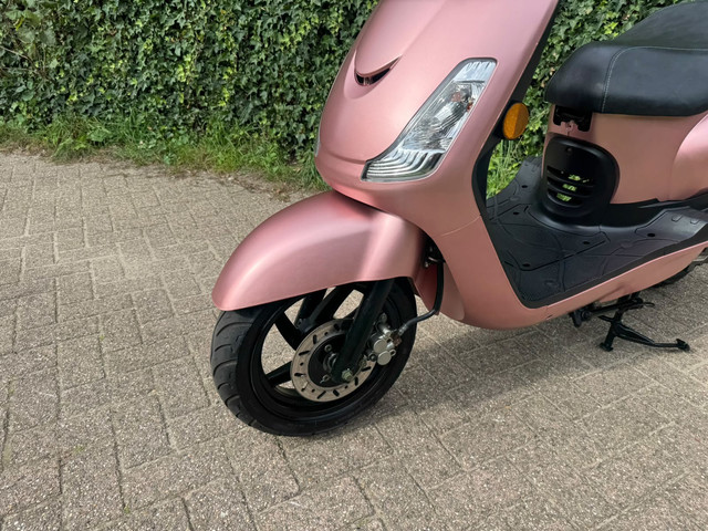 Foto 9 van SYM Fiddle 2 45 km E5 Scooter Rose Gold BETAAL met in3