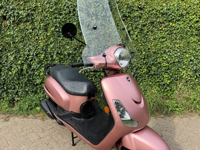 Foto 7 van SYM Fiddle 2 45 km E5 Scooter Rose Gold BETAAL met in3