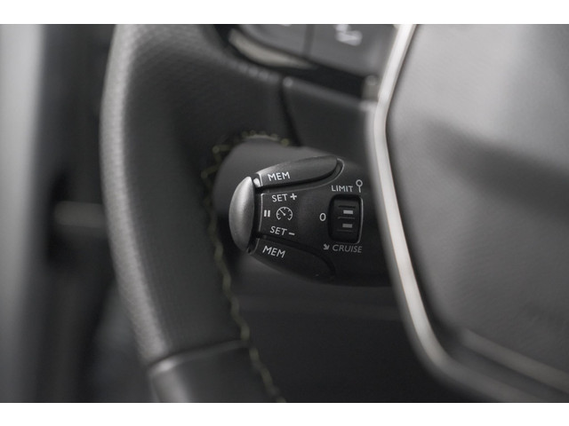 Foto 8 van Peugeot 208 1.2 Hybrid 145 e-DCS6 GT | Alcantara Pakket | Camera | Apple Carplay | Stoelverwarming