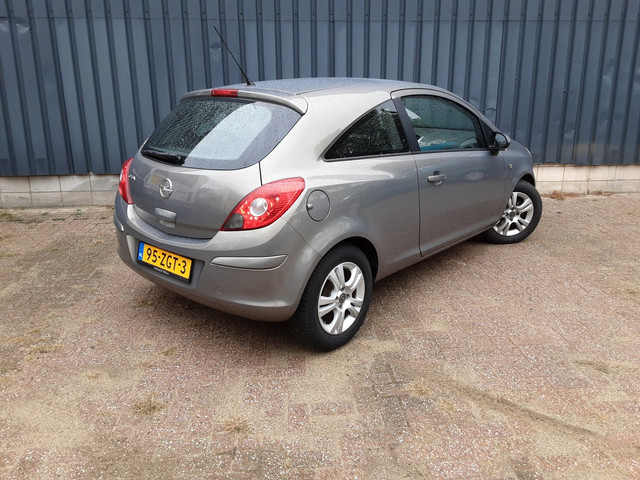 Foto 6 van Opel Corsa 1.2-16V Cosmo
