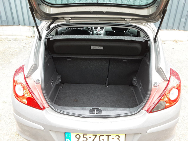 Foto 8 van Opel Corsa 1.2-16V Cosmo