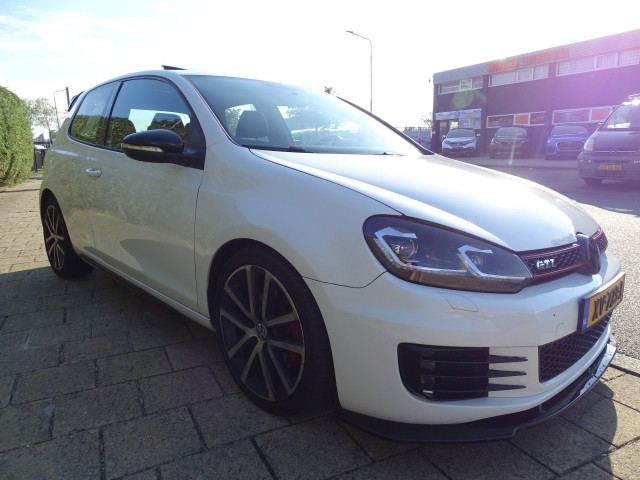 Foto 4 van VOLKSWAGEN GOLF 2.0 GTI EDITION - Panodak - Blth - Motor Monitor - LED