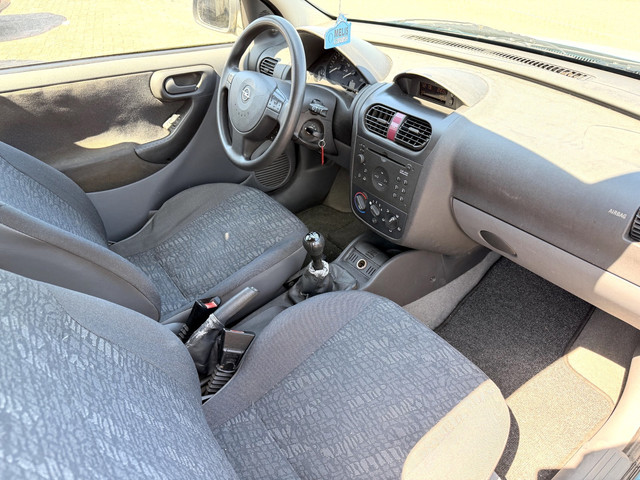 Foto 9 van Opel Corsa 1.0-12V Comfort LAGE KM's 156346 NAP auto is rijbaar geen APK voor onderdelen