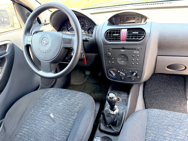 Foto 5 van Opel Corsa 1.0-12V Comfort LAGE KM's 156346 NAP auto is rijbaar geen APK voor onderdelen