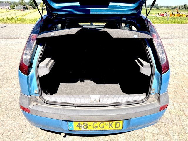 Foto 2 van Opel Corsa 1.0-12V Comfort LAGE KM's 156346 NAP auto is rijbaar geen APK voor onderdelen