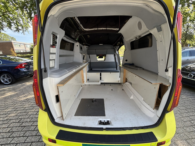 Foto 7 van Volvo V70 D5 AWD Nilsson AMBULANCE / Camper 4 zitplaatsen