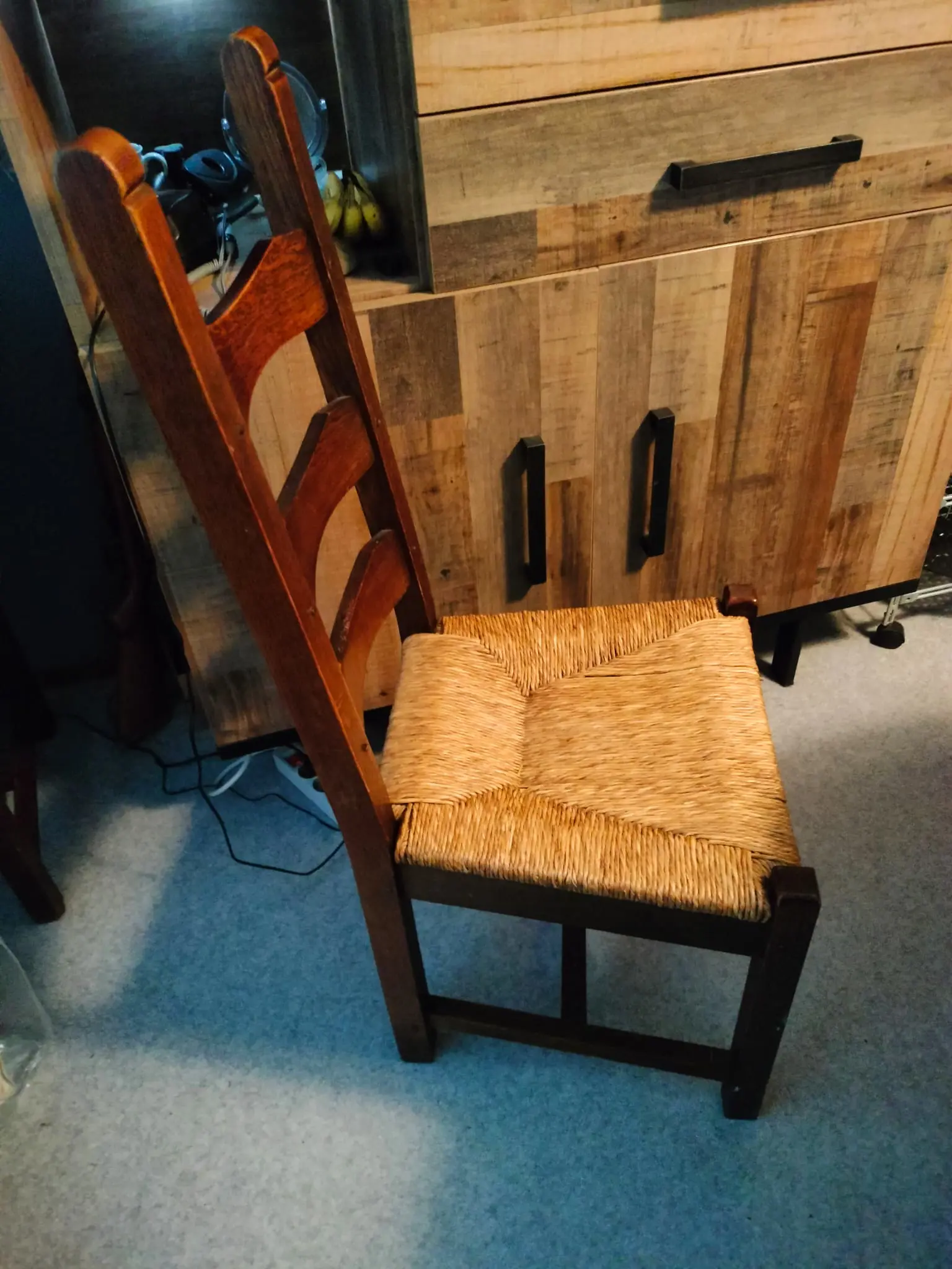 Foto 3 van Eetkamerstoelen met biezenmatten + bijpassende tafel van 190 x 80 x 8 Cm. dik