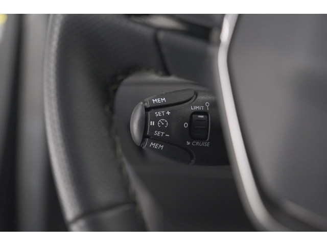 Foto 9 van Peugeot 208 1.2 Hybrid 145 e-DCS6 GT | Alcantara Pakket | Camera | Apple Carplay | Stoelverwarming
