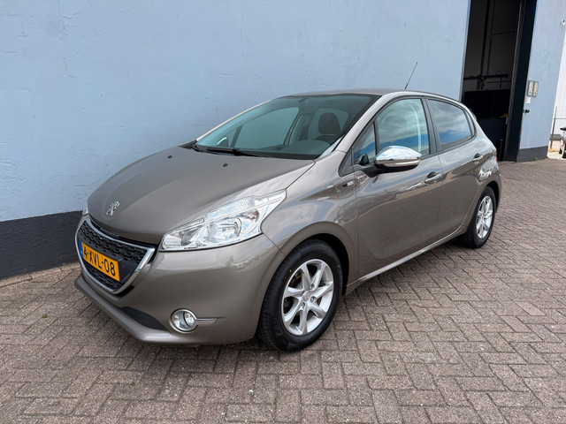 Foto 2 van Peugeot 208 1.2 PureTech Style - Navigatie