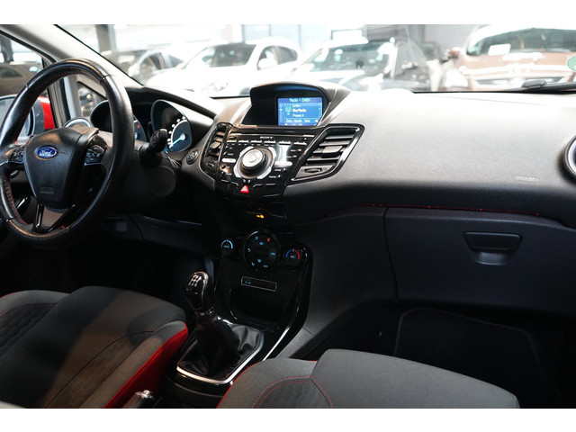 Foto 2 van Ford Fiesta 1.0 EcoBoost Red/Black Edition | CRUISE | PDC | NAP | AIRCO | APK