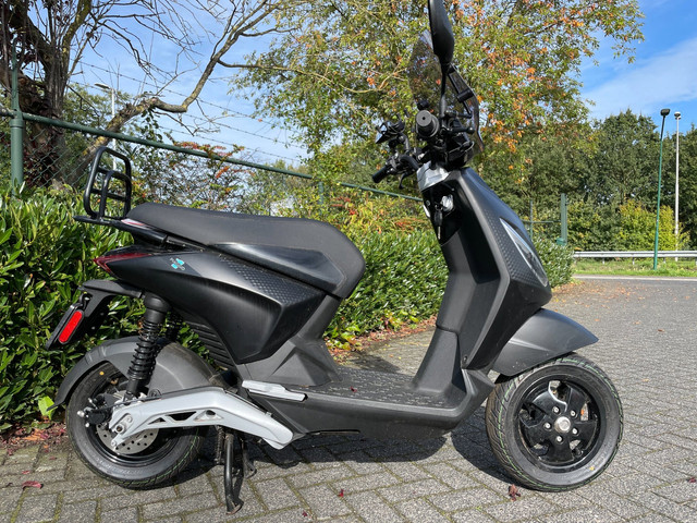 Foto 4 van Piaggio One 45 km Elektrische Scooter DEMO BETAAL met in3
