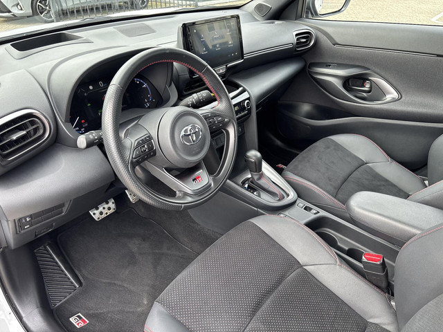 Foto 4 van Toyota Yaris Cross 1.5 Hybrid GR Sport | Pano dak | HUD | Achteruitrij camera | Parkeersensoren |