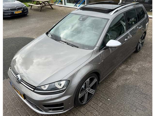Foto 2 van Volkswagen Golf Variant R 2.0 / PANO / LEER / ACC / DYN AUDIO