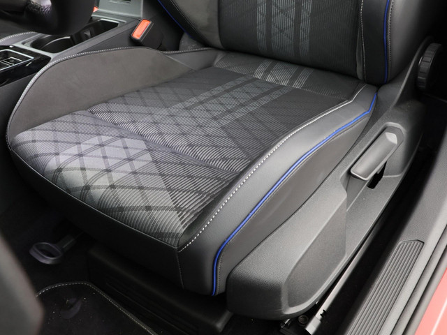 Volkswagen Golf 1.5 eTSI 150pk DSG R-Line Edition · Panoramadak · Apple/Android Car Play · Camera +