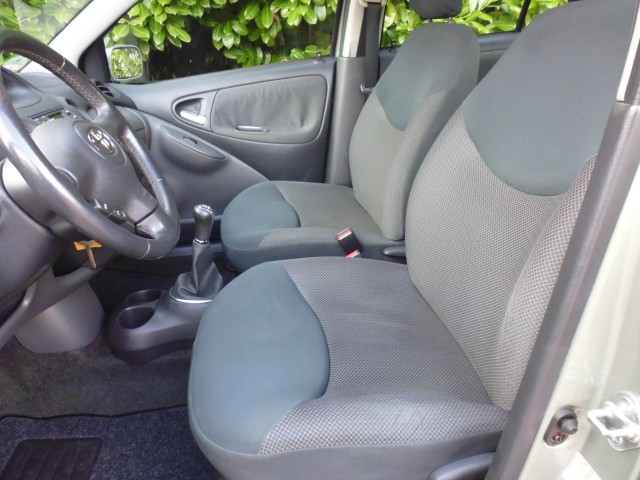 Foto 3 van TOYOTA YARIS 1.3 VVT-i Sol ELEKTRA PAKKET AIRCO
