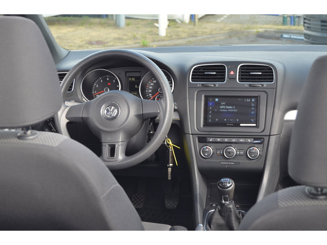 Foto 3 van Volkswagen Golf Cabriolet 1.2 TSI BlueMotion|STOELVERW.|CARPLAY-NAVI|BLUETOOTH|ONDERH.BOEKJES|SENSOR