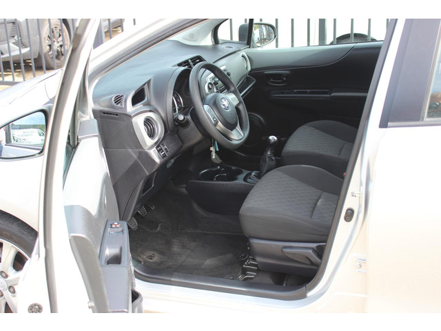 Foto 4 van Toyota Yaris 1.0 VVT-i Aspiration, Airco, Trekhaak!