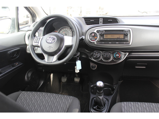 Foto 5 van Toyota Yaris 1.0 VVT-i Aspiration, Airco, Trekhaak!