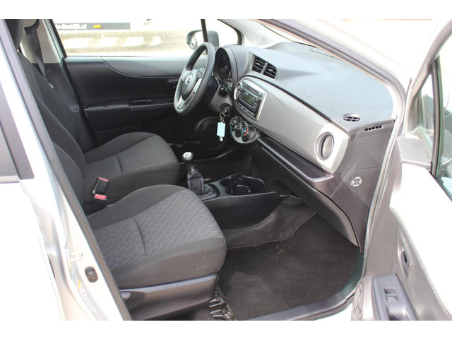 Foto 6 van Toyota Yaris 1.0 VVT-i Aspiration, Airco, Trekhaak!