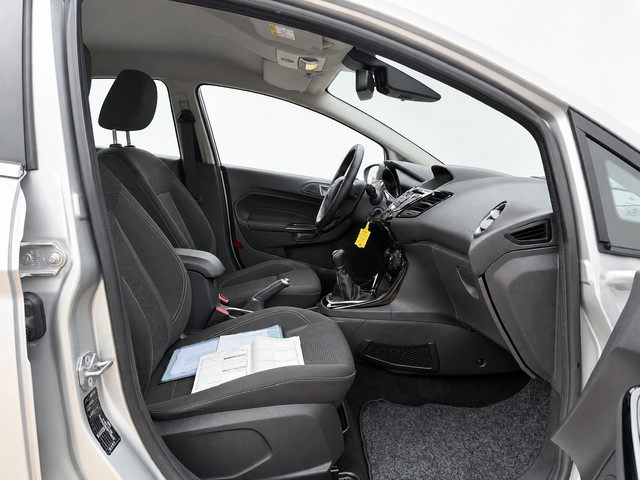Foto 6 van Ford Fiesta 1.0 EcoBoost Titanium TREKHAAK ZEER MOOIE AUTO